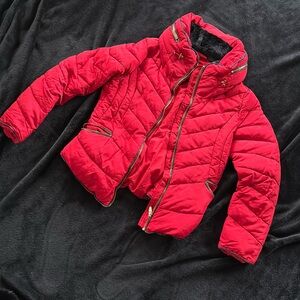 Zara red jacket for women ,used it ,only the leather  is peeling😍!!!size L